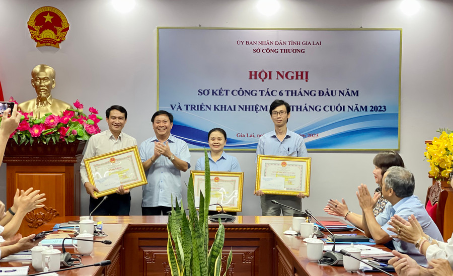 Trao tặng danh hiệu và bằng khen cho các tập thể có thành tích xuất sắc trong phong trào thi đua yêu nước năm 2022. Ảnh: V.T