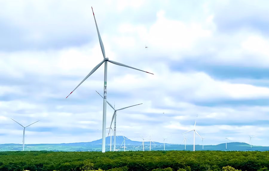 Các nhà máy điện gió vận hành đã đóng góp đáng kể vào sản lượng điện sản xuất trên địa bàn. Ảnh: V.T Các nhà máy điện gió vận hành đã đóng góp đáng kể vào sản lượng điện sản xuất trên địa bàn. Ảnh: V.T