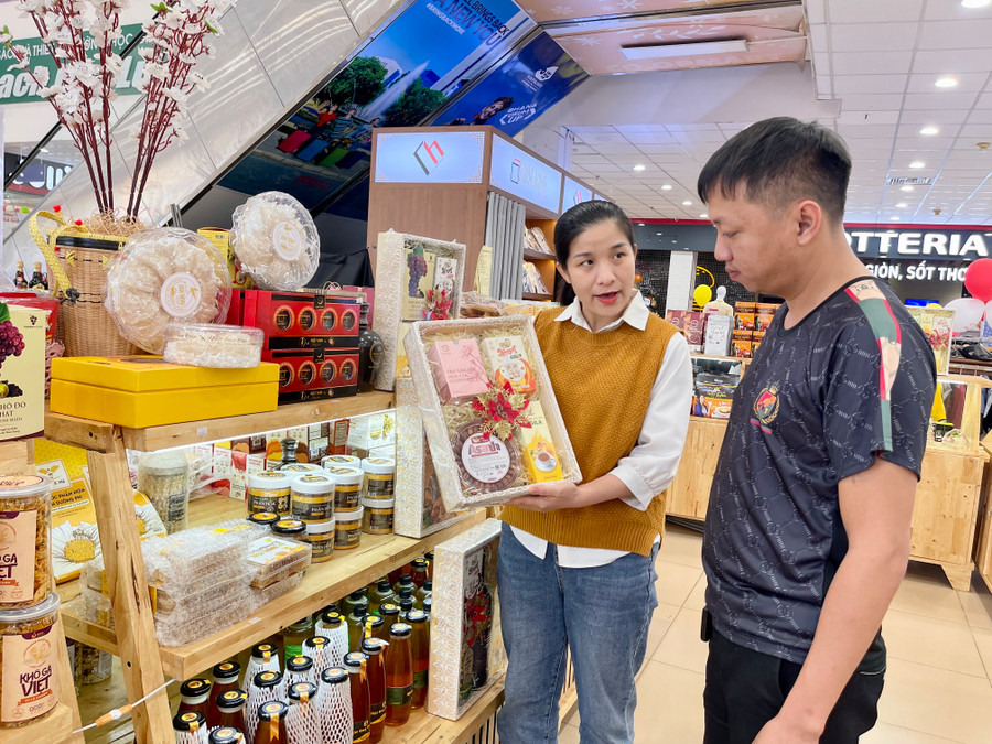 Việc chủ động hàng hóa tập trung vào các mặt hàng thiết yếu phục vụ nhân dân mua sắm Tết. Ảnh: V.T