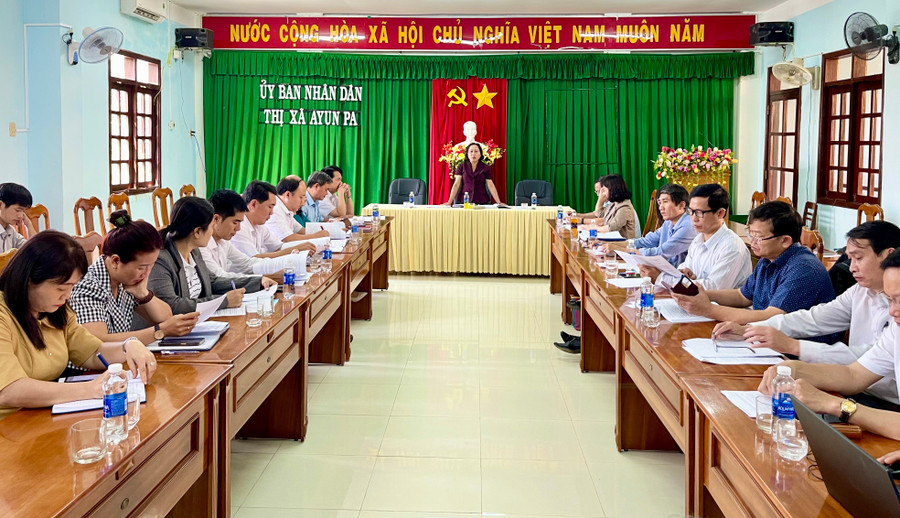 Quang cảnh buổi làm việc của Tổ giám sát số 2 tại thị xã Ayun Pa. Ảnh: V.T Quang cảnh buổi làm việc của Tổ giám sát số 2 tại thị xã Ayun Pa. Ảnh: V.T