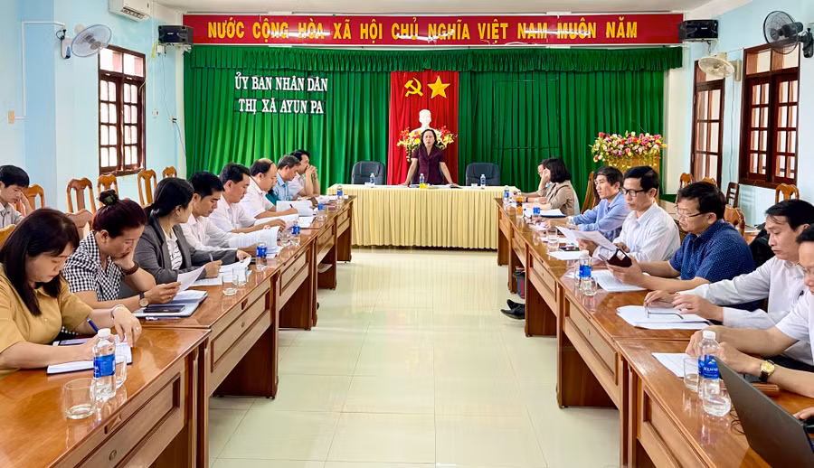 Quang cảnh buổi làm việc của Tổ giám sát số 2 tại thị xã Ayun Pa. Ảnh: V.T