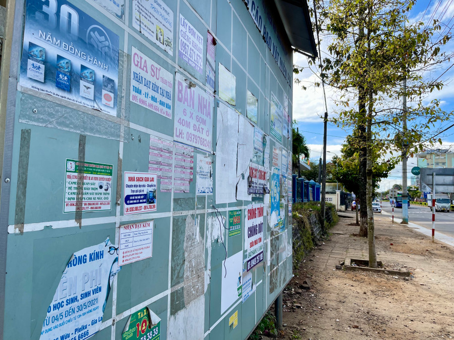Mặc dù đã có bảng quảng cáo rao vặt miễn phí đặt trên đường Phạm Văn Đồng (TP. Pleiku), nhưng nhiều người vẫn cố tình dán xung quanh các trụ điện gần đó. Ảnh: V.T Mặc dù đã có bảng quảng cáo rao vặt miễn phí đặt trên đường Phạm Văn Đồng (TP. Pleiku), nhưng nhiều người vẫn cố tình dán xung quanh các trụ điện gần đó. Ảnh: V.T