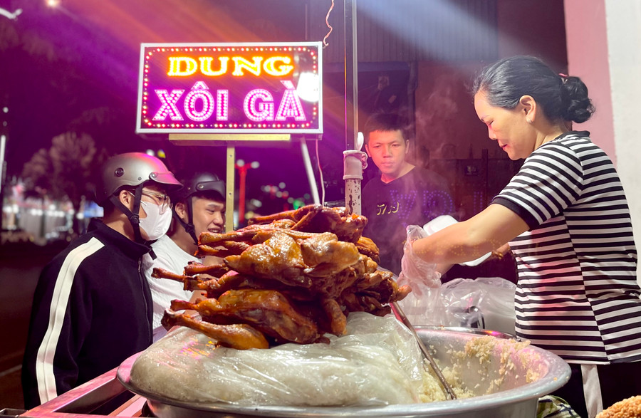 Sau khi chợ đêm Pleiku tạm dừng hoạt động, chị Trần Thị Mỹ Dung-chủ tiệm xôi gà Dung-đã chuyển tạm sang đường Trần Phú (cạnh điện máy Đức Thanh) bán. Ảnh: Vũ Thảo Sau khi chợ đêm Pleiku tạm dừng hoạt động, chị Trần Thị Mỹ Dung-chủ tiệm xôi gà Dung-đã chuyển tạm sang đường Trần Phú (cạnh điện máy Đức Thanh) bán. Ảnh: Vũ Thảo