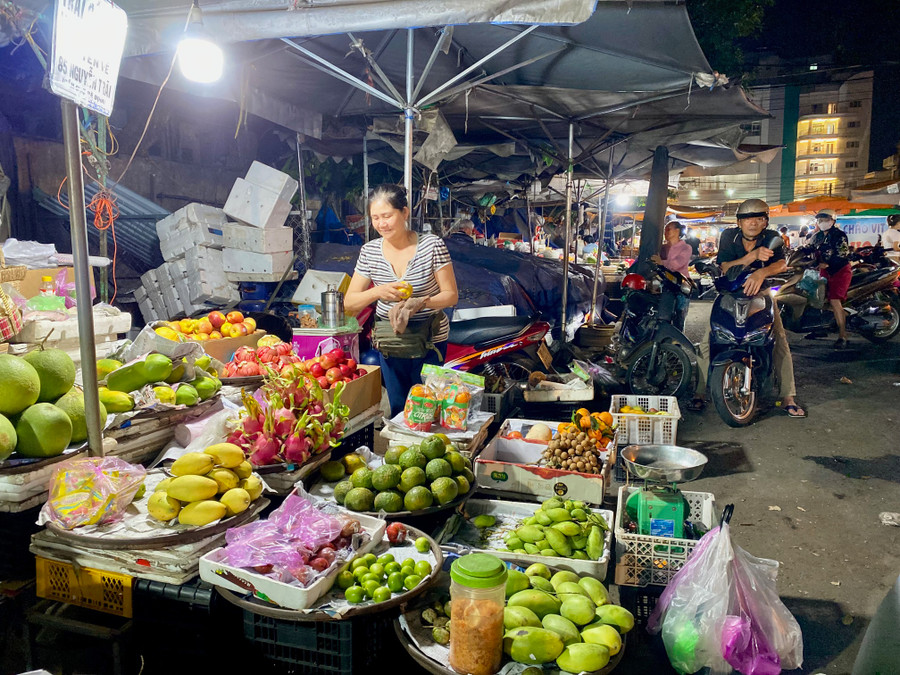 Sạp trái cây của chị Tín sẽ chuyển về bán trước nhà trong thời gian chờ phố ẩm thực đi vào hoạt động. Ảnh: Hà Duy Sạp trái cây của chị Tín sẽ chuyển về bán trước nhà trong thời gian chờ phố ẩm thực đi vào hoạt động. Ảnh: Hà Duy