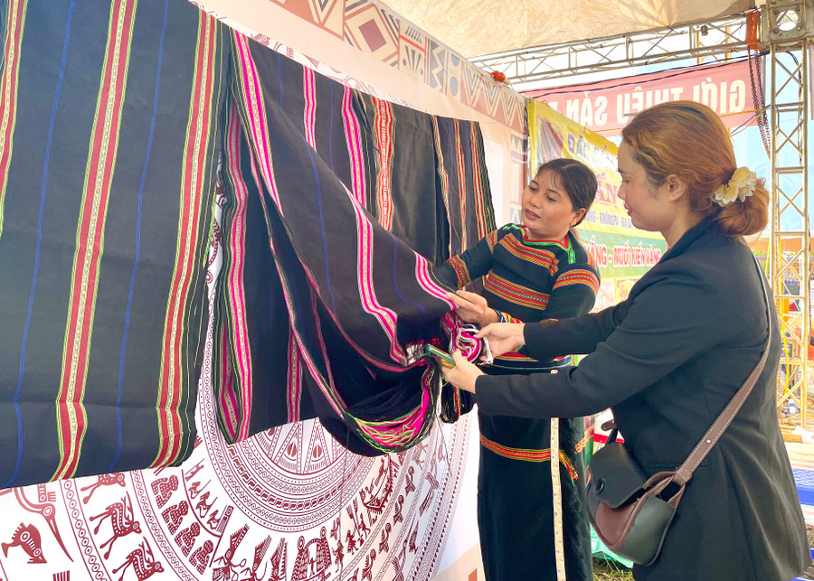 Thông qua hội chợ giúp các doanh nghiệp, hợp tác xã, hộ sản xuất kinh doanh quảng bá, giới thiệu sản phẩm, tiếp cận với người tiêu dùng. Ảnh: V.T Thông qua hội chợ giúp các doanh nghiệp, hợp tác xã, hộ sản xuất kinh doanh quảng bá, giới thiệu sản phẩm, tiếp cận với người tiêu dùng. Ảnh: V.T