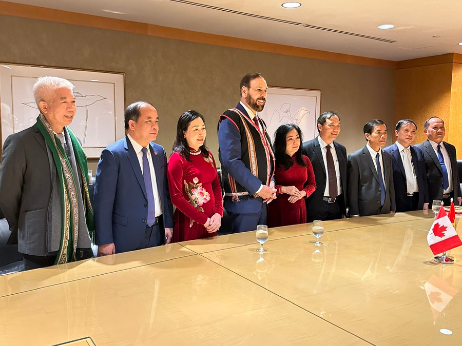 Lãnh đạo các địa phương chụp hình lưu niệm với Bộ trưởng Thương mại Canada và Tổng lãnh sự quán Việt Nam tại Vancouver. Lãnh đạo các địa phương chụp hình lưu niệm với Bộ trưởng Thương mại Canada và Tổng lãnh sự quán Việt Nam tại Vancouver.