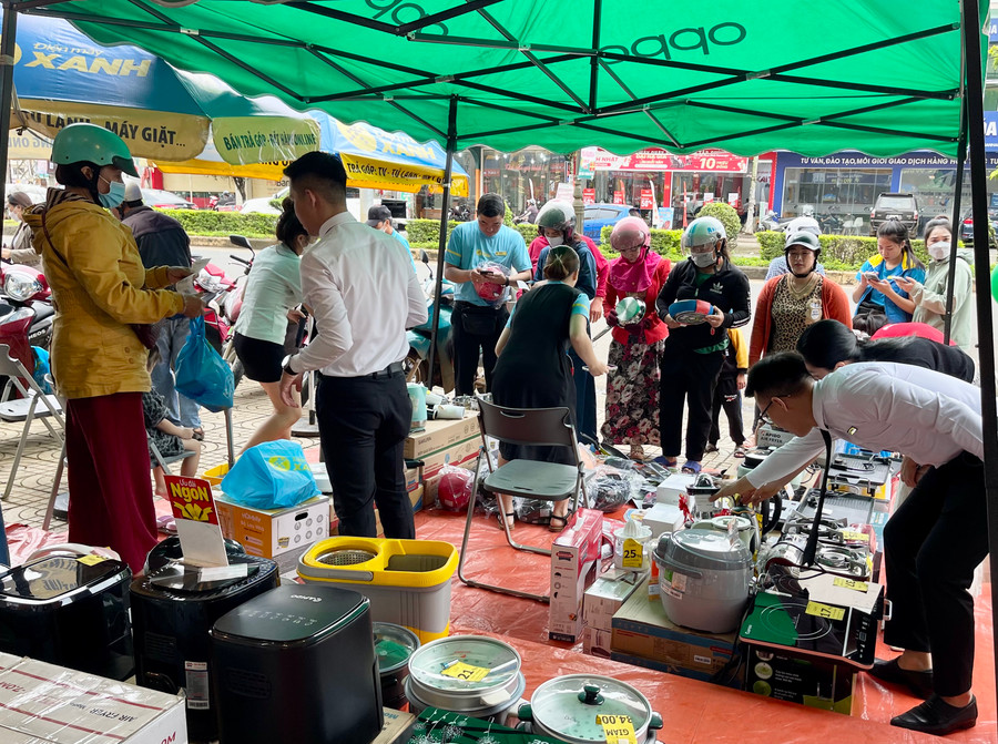 Các sản phẩm hàng gia dụng tại Điện máy Xanh đang được giảm sâu, thu hút rất đông người dân đến mua sắm. Ảnh: Vũ Thảo