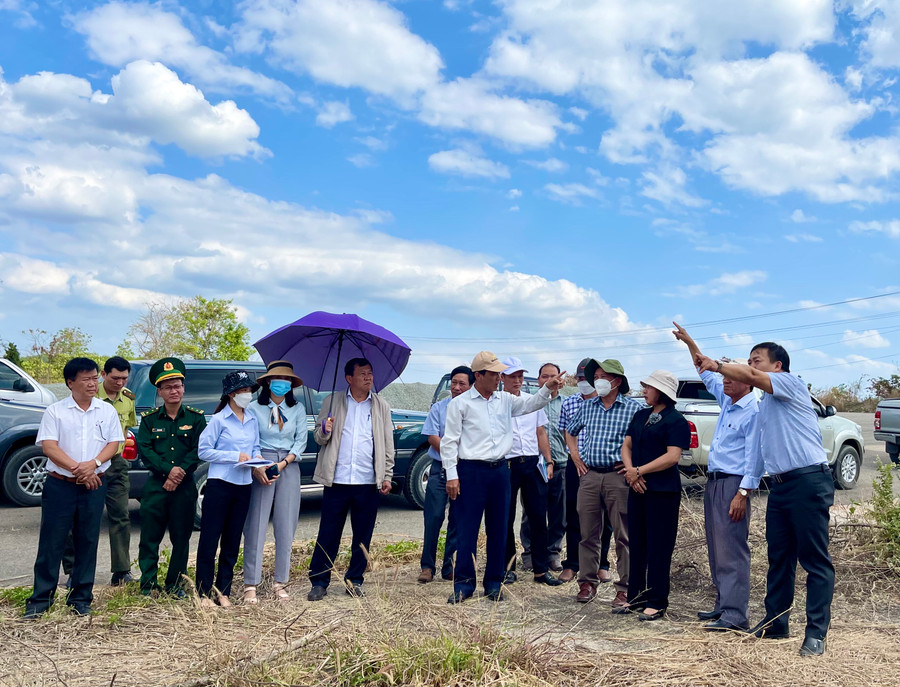 Tổ giám sát số 2 thuộc Đoàn giám sát của HĐND tỉnh Gia Lai đi khảo sát thực tế tại Khu kinh tế Cửa khẩu Quốc tế Lệ Thanh (huyện Đức Cơ). Ảnh: V.T