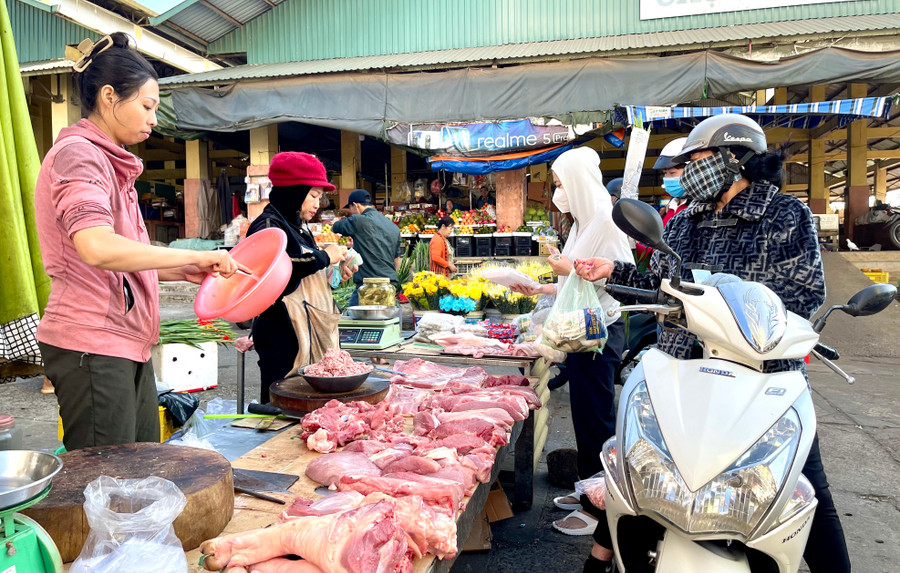 Mặt hàng thịt tại các chợ khá dồi dào trong ngày mùng 3 Tết. Ảnh: Vũ Thảo Mặt hàng thịt tại các chợ khá dồi dào trong ngày mùng 3 Tết. Ảnh: Vũ Thảo