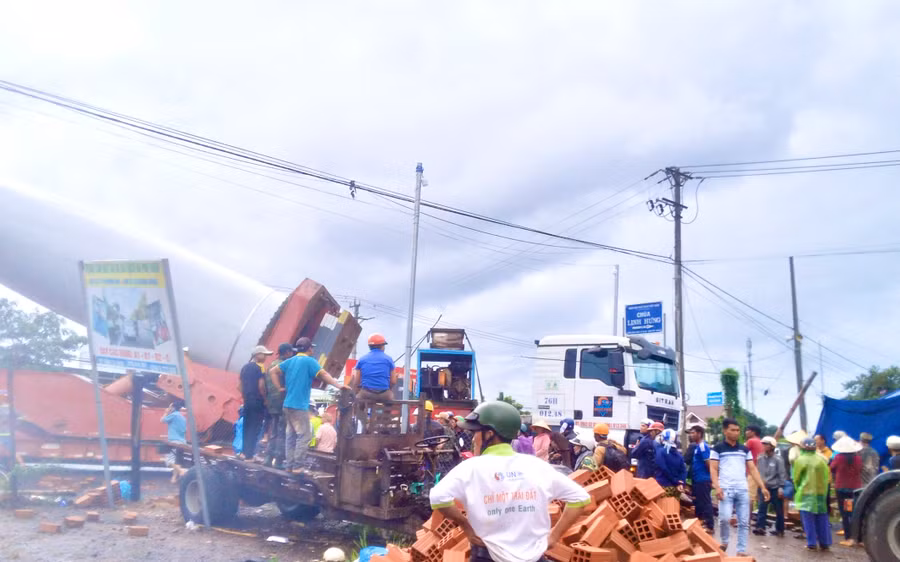 Người dân tập trung đứng trước đầu xe để ngăn cản không cho vận chuyển thiết bị vào. Ảnh: Người dân cung cấp