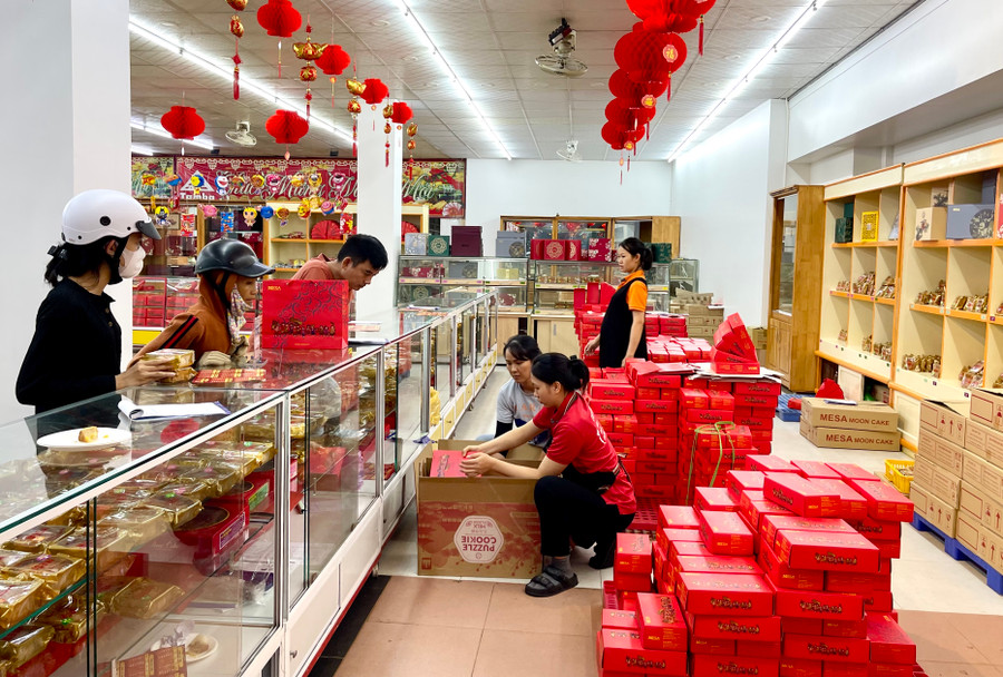 Thị trường Trung thu vào mùa cao điểm. Ảnh: V.T Thị trường Trung thu vào mùa cao điểm. Ảnh: V.T