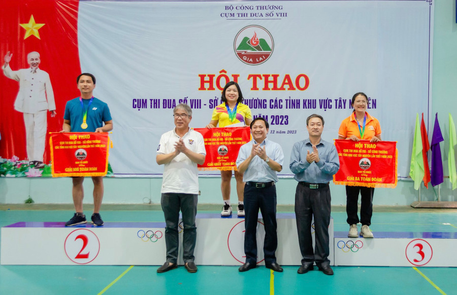 Ban tổ chức trao giải toàn đoàn cho 3 đơn vị đạt giải cao. Ảnh: V.T Ban tổ chức trao giải toàn đoàn cho 3 đơn vị đạt giải cao. Ảnh: V.T