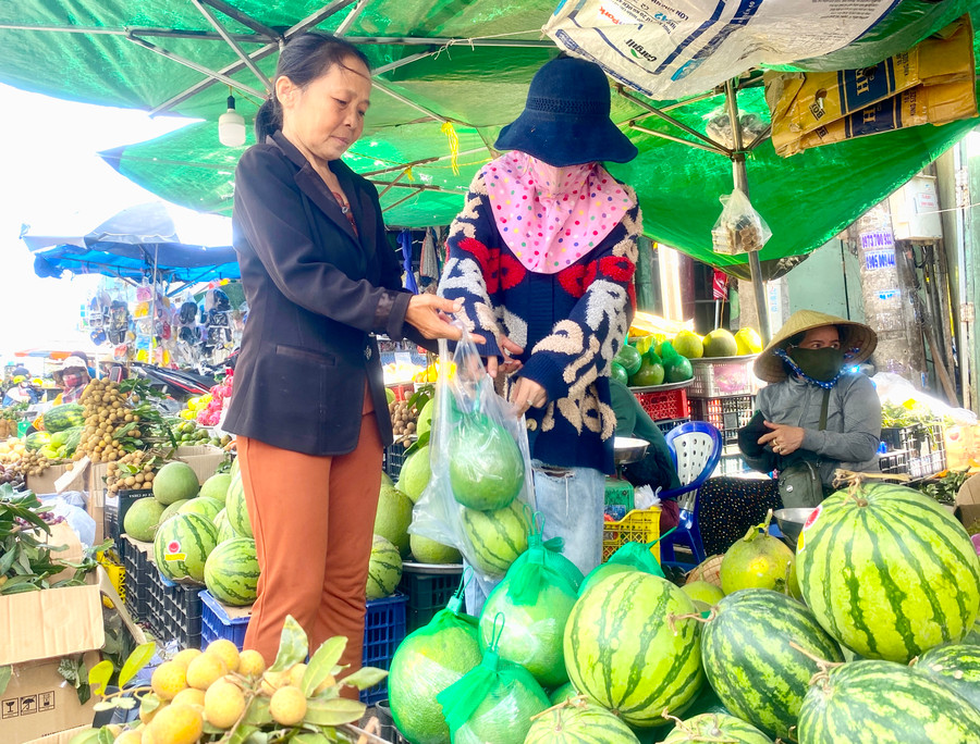 Nghỉ lễ 2-9, người dân thị xã An Khê mua sắm, tiêu dùng nhiều hơn. Ảnh: Ngọc Minh