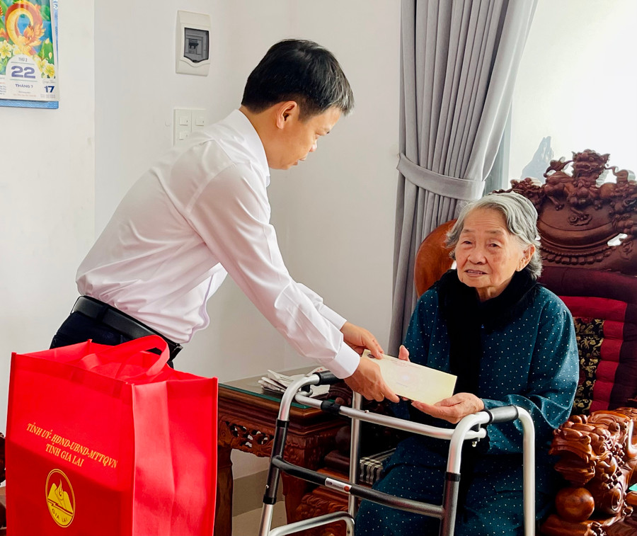 Phó Chủ tịch UBND tỉnh Nguyễn Hữu Quế tặng quà gia đình bà Đỗ Thị Hiền (tổ 1, phường Hội Phú, TP. Pleiku). Ảnh: V.T