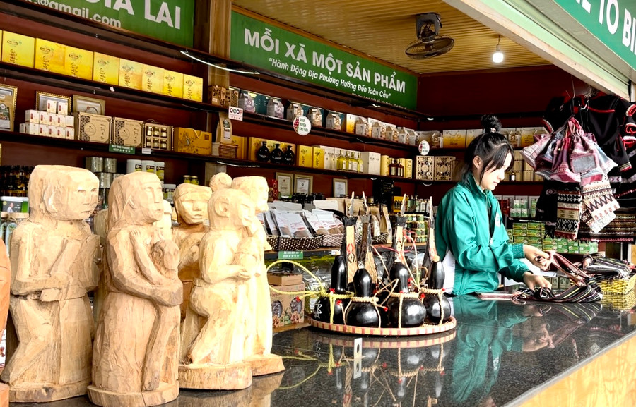Trưng bày, giới thiệu các sản phẩm thủ công mỹ nghệ tại cửa hàng OCOP (khu du lịch Biển Hồ, TP. Pleiku). Ảnh: V.T