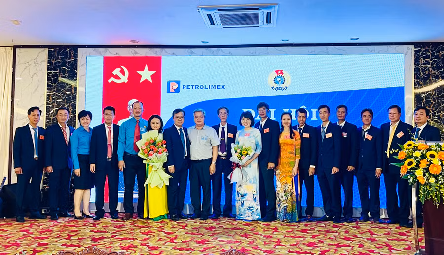 Ra mắt Ban Chấp hành Công đoàn Công ty Xăng dầu Bắc Tây Nguyên khoá XVI, nhiệm kỳ 2023-2028. Ảnh: V.T