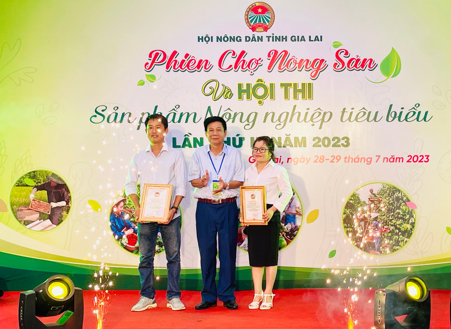 Ban tổ chức trao 2 giải nhất cho sản phẩm bưởi da xanh của hộ hội viên Lưu Thị Thu Hường (ở buôn Mlah, xã Phú Cần, huyện Krông Pa) và bộ sản phẩm Yến tinh chế Minh Huy của hộ hội viên Mạc Thị Cẩm Nhung (ở tổ dân phố 7, thị trấn Chư Sê, huyện Chư Sê). Ảnh: Vũ Thảo Ban tổ chức trao 2 giải nhất cho sản phẩm bưởi da xanh của hộ hội viên Lưu Thị Thu Hường (ở buôn Mlah, xã Phú Cần, huyện Krông Pa) và bộ sản phẩm Yến tinh chế Minh Huy của hộ hội viên Mạc Thị Cẩm Nhung (ở tổ dân phố 7, thị trấn Chư Sê, huyện Chư Sê). Ảnh: Vũ Thảo