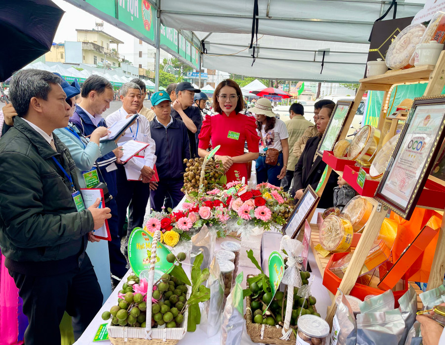 Ban tổ chức đã chấm thi qua hồ sơ, thuyết trình về sản phẩm và chấm điểm trực tiếp sản phẩm trưng bày tại gian hàng. Ảnh: Vũ Thảo Ban tổ chức đã chấm thi qua hồ sơ, thuyết trình về sản phẩm và chấm điểm trực tiếp sản phẩm trưng bày tại gian hàng. Ảnh: Vũ Thảo