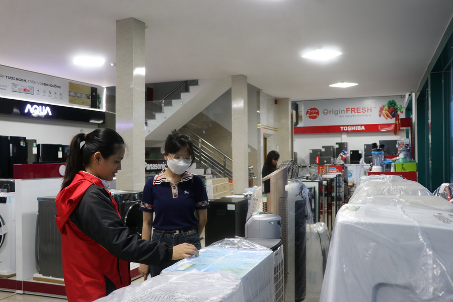 Các loại quạt mát giảm 30-50% thu hút người dân thị xã An Khê mua sắm dịp lễ 30-4 và 1-5. Ảnh: Ngọc Minh.