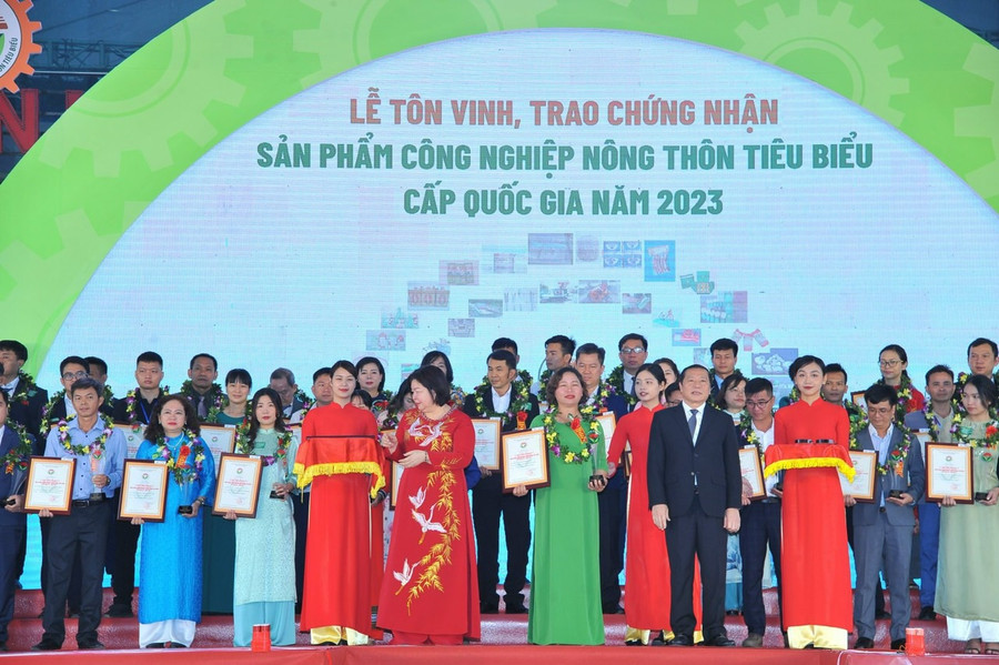 Lễ tôn vinh, trao chứng nhận sản phẩm công nghiệp nông thôn tiêu biểu cấp quốc gia năm 2023. Ảnh: Sở Công thương Gia Lai cung cấp Lễ tôn vinh, trao chứng nhận sản phẩm công nghiệp nông thôn tiêu biểu cấp quốc gia năm 2023. Ảnh: Sở Công thương Gia Lai cung cấp