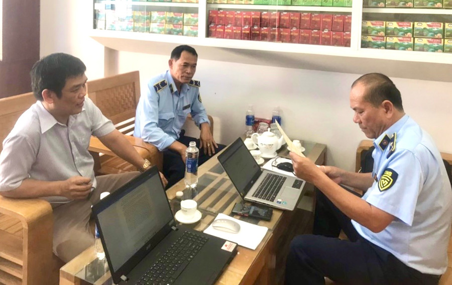 Đoàn kiểm tra lập biên bản vi phạm. Ảnh: ĐVCC Đoàn kiểm tra lập biên bản vi phạm. Ảnh: ĐVCC