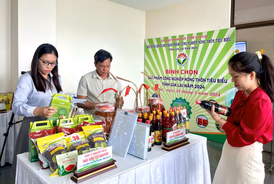 Ban Giám khảo chấm điểm trực tiếp từng sản phẩm/bộ sản phẩm theo các thang điểm. Ảnh: V.T