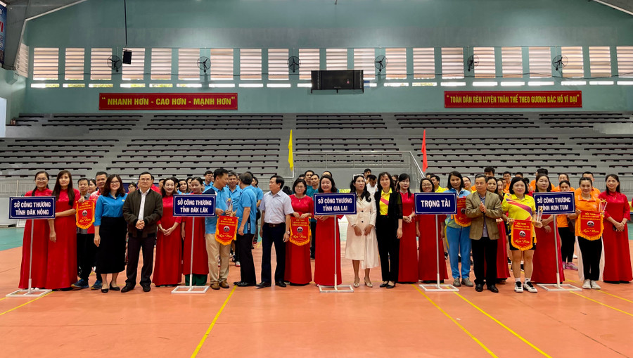 Trao cờ lưu niệm cho các đơn vị tham gia Hội thao. Ảnh: V.T Trao cờ lưu niệm cho các đơn vị tham gia Hội thao. Ảnh: V.T