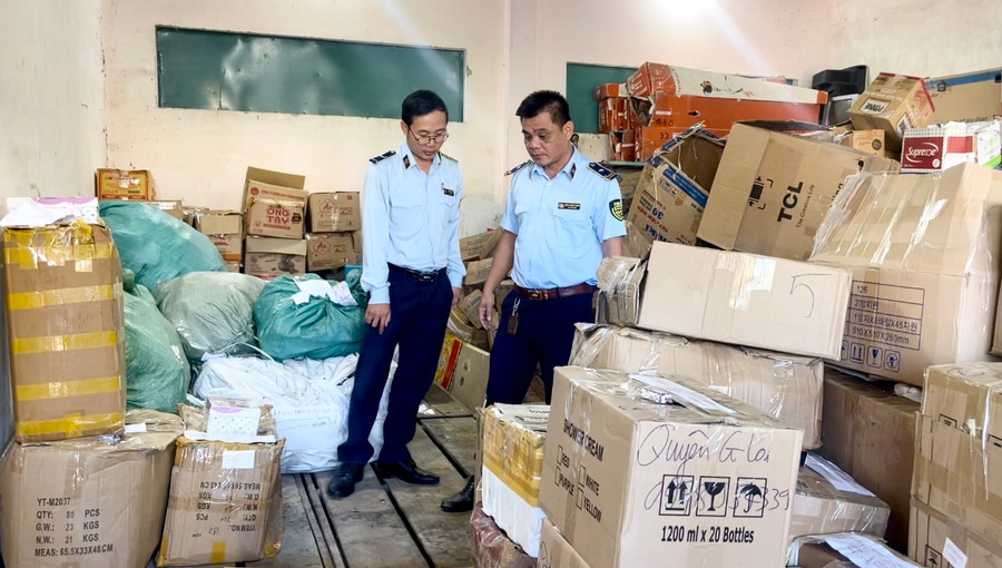 Toàn bộ hàng hóa vi phạm được đưa về kho của Cục Quản lý thị trường chờ xử lý. Ảnh: V.T Toàn bộ hàng hóa vi phạm được đưa về kho của Cục Quản lý thị trường chờ xử lý. Ảnh: V.T