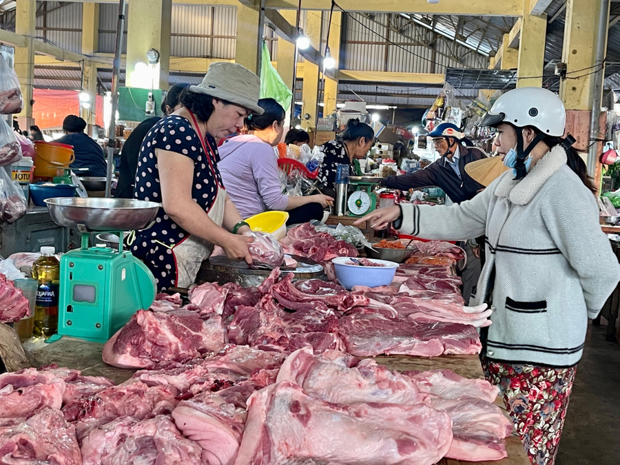 Giá thịt heo năm nay tương đối ổn định trong dịp Tết. Ảnh: Vũ Thảo Giá thịt heo năm nay tương đối ổn định trong dịp Tết. Ảnh: Vũ Thảo