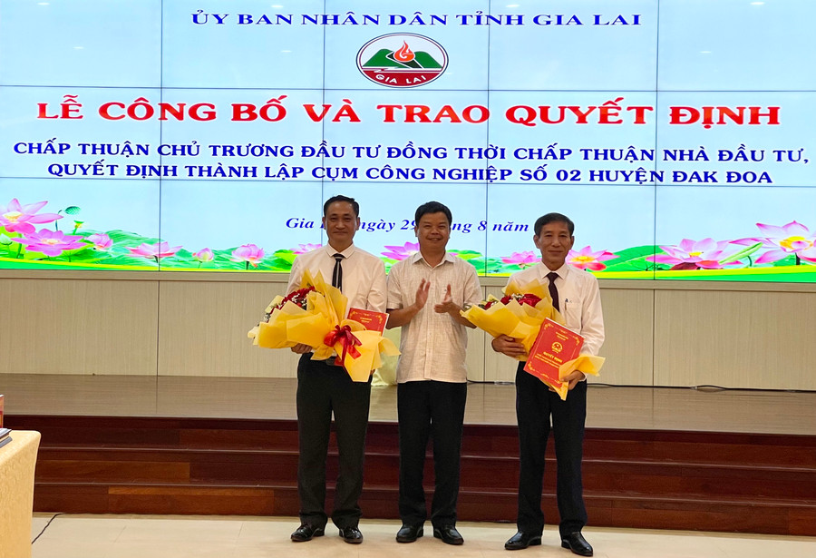 Phó Chủ tịch UBND tỉnh Nguyễn Hữu Quế trao quyết định cho nhà đầu tư và trao quyết định thành lập Cụm Công nghiệp. Ảnh: V.T