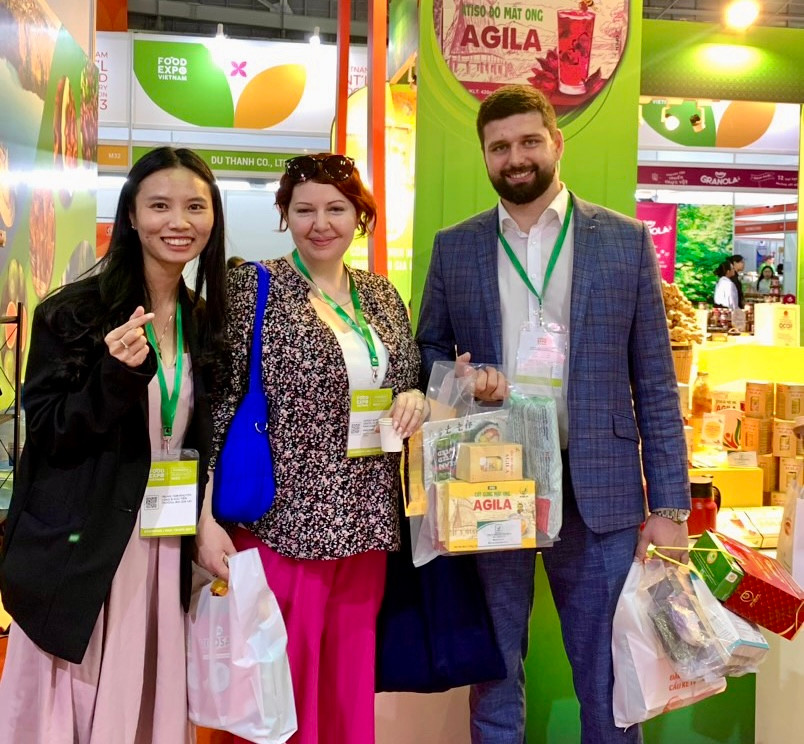Khách người Nga tìm hiểu về sản phẩm của Công ty TNHH Nhất Nông Gia Lai. Ảnh: Công ty cung cấp Khách người Nga tìm hiểu về sản phẩm của Công ty TNHH Nhất Nông Gia Lai. Ảnh: Công ty cung cấp