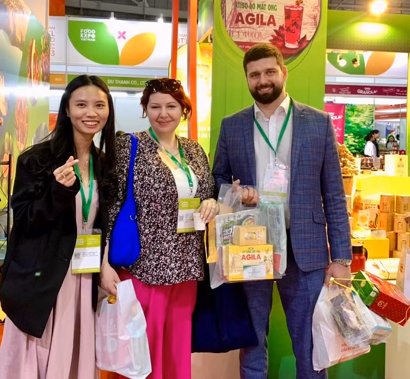 Khách người Nga tìm hiểu về sản phẩm của Công ty TNHH Nhất Nông Gia Lai. Ảnh: Công ty cung cấp