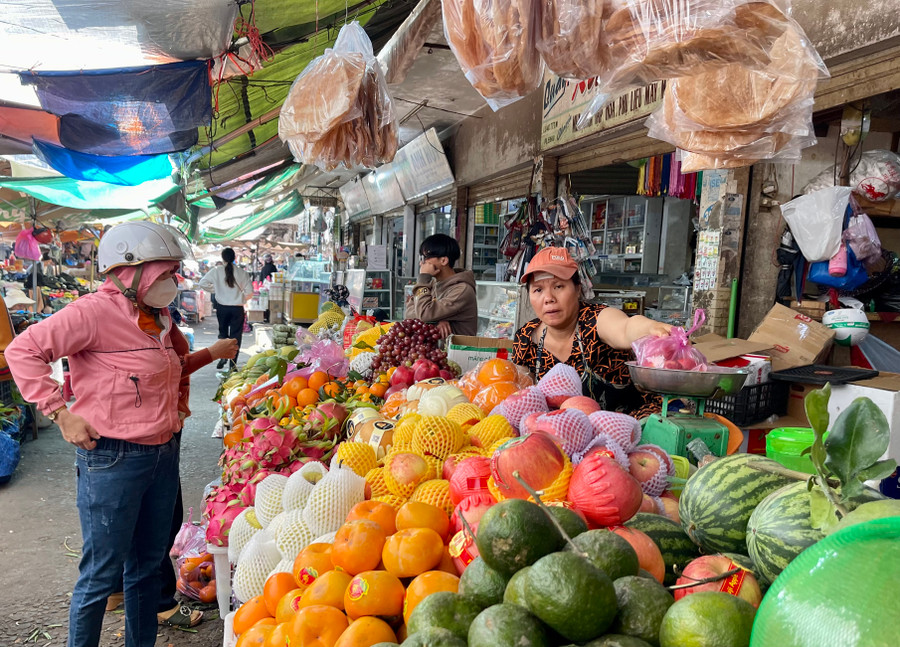 Giá các loại trái cây tăng 5-20 ngàn đồng/kg. Ảnh: Vũ Thảo Giá các loại trái cây tăng 5-20 ngàn đồng/kg. Ảnh: Vũ Thảo