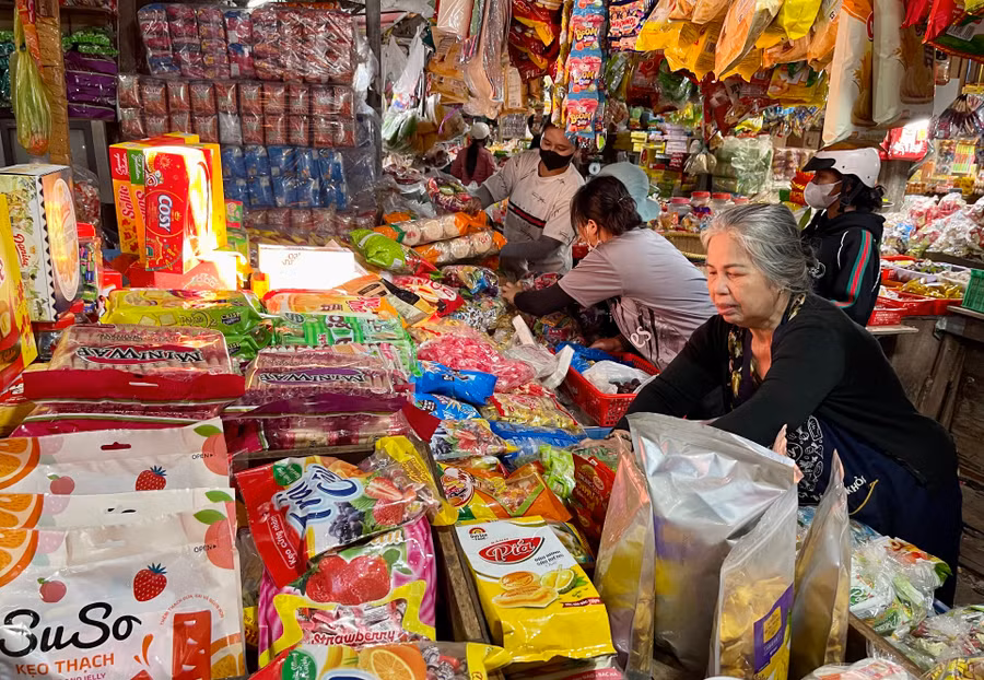 Tết năm nay các tiểu thương nhập bánh mứt ít nên đến 29 tháng Chạp cơ bản hàng đã vơi gần hết. Ảnh: Vũ Thảo