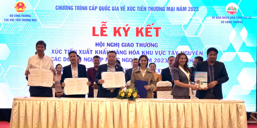 Các đơn vị ký kết biên bản ghi nhớ hợp tác kinh doanh. Ảnh: V.T Các đơn vị ký kết biên bản ghi nhớ hợp tác kinh doanh. Ảnh: V.T