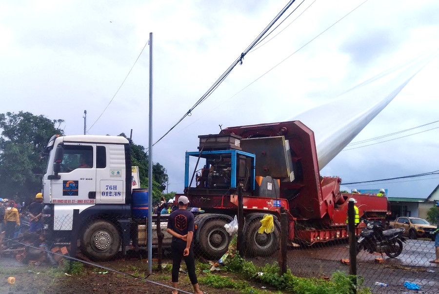 Xe chở thiết bị đã di chuyển vào 30 đến 50 mét gần khu vực Chùa Linh Hưng để đảm bảo trật tự an toàn giao thông trên quốc lộ 14. Ảnh: Người dân cung cấp Xe chở thiết bị đã di chuyển vào 30 đến 50 mét gần khu vực Chùa Linh Hưng để đảm bảo trật tự an toàn giao thông trên quốc lộ 14. Ảnh: Người dân cung cấp