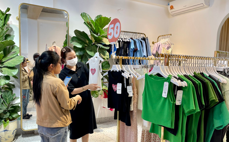 Nhiều thương hiệu hàng thời trang đang áp dụng giảm giá sâu để thu hút khách hàng mua sắm dịp lễ. Ảnh: Vũ Thảo