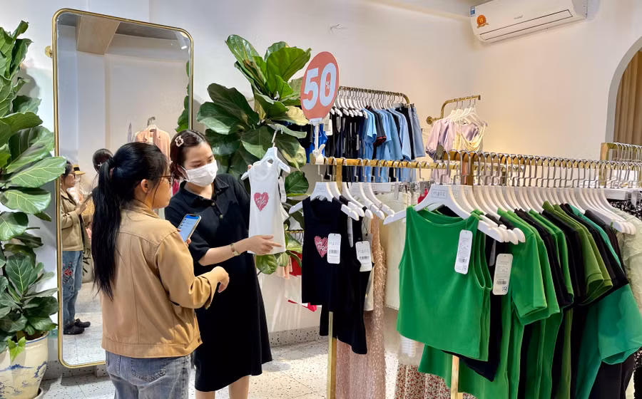 Nhiều thương hiệu hàng thời trang đang áp dụng giảm giá sâu để thu hút khách hàng mua sắm dịp lễ. Ảnh: Vũ Thảo
