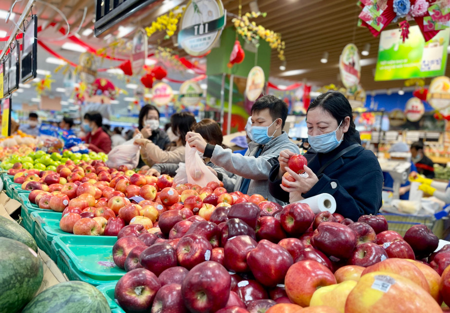 Trái cây là mặt hàng có sức mua tăng mạnh trong 3 ngày trước Tết. Ảnh: Vũ Thảo Trái cây là mặt hàng có sức mua tăng mạnh trong 3 ngày trước Tết. Ảnh: Vũ Thảo