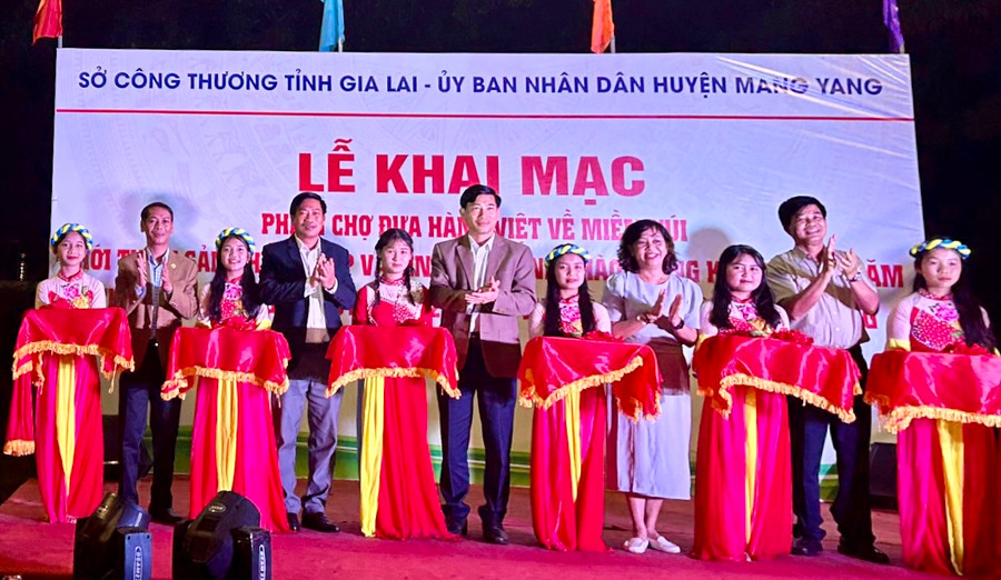 Các đại biểu cắt băng khai mạc. Ảnh: Sở Công thương Gia Lai