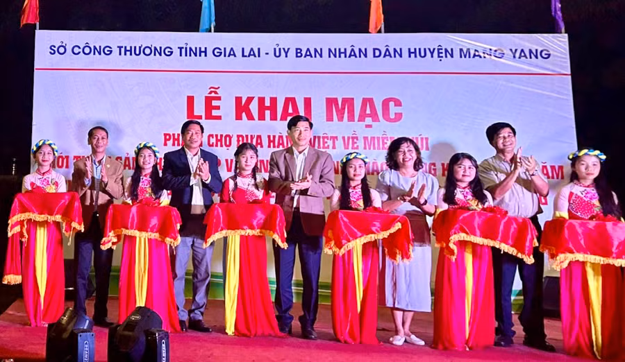 Các đại biểu cắt băng khai mạc. Ảnh: Sở Công thương Gia Lai