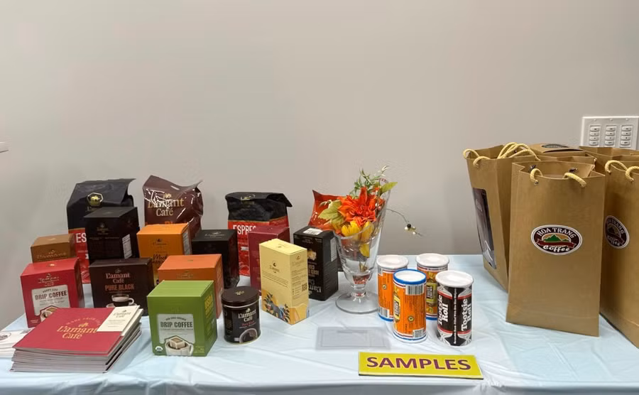 Sản phẩm cà phê L'amant (Công ty TNHH Vĩnh Hiệp) và cà phê Hoa Trang (Công ty TNHH xuất nhập khẩu Hoa Trang) được trưng bày tại các buổi tọa đàm, hội thảo.