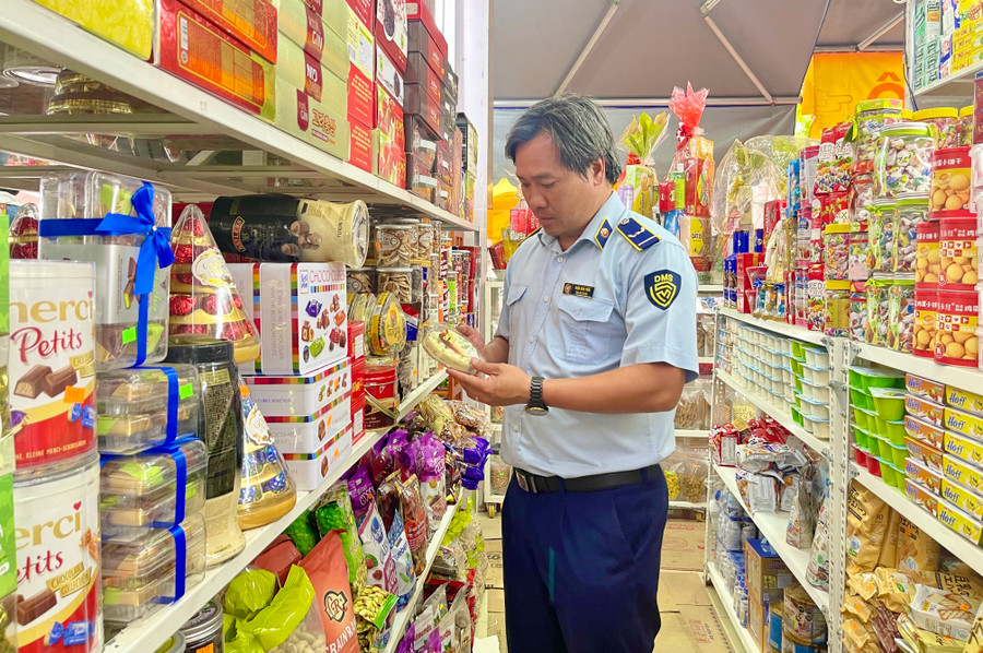 Ngoài kiểm tra định kỳ, Cục Quản lý thị trường cũng sẽ kiểm tra đột xuất các cơ sở có dấu hiệu vi phạm các quy định trong kinh doanh. Ảnh: V.T