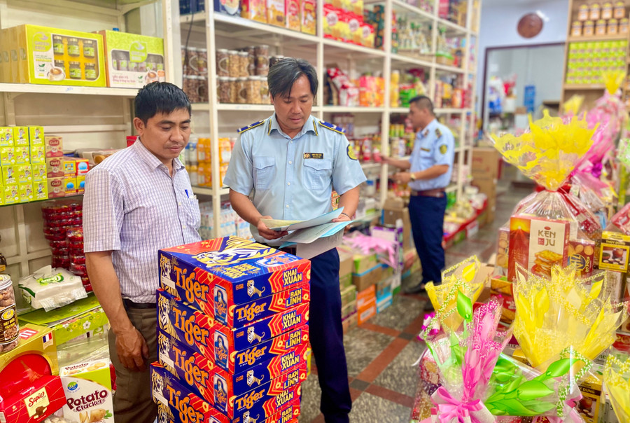 Cục Quản lý thị trường sẽ tập trung kiểm tra các mặt hàng có nhu cầu tiêu dùng cao trong dịp cuối năm và Tết Nguyên đán. Ảnh: Vũ Thảo Cục Quản lý thị trường sẽ tập trung kiểm tra các mặt hàng có nhu cầu tiêu dùng cao trong dịp cuối năm và Tết Nguyên đán. Ảnh: Vũ Thảo