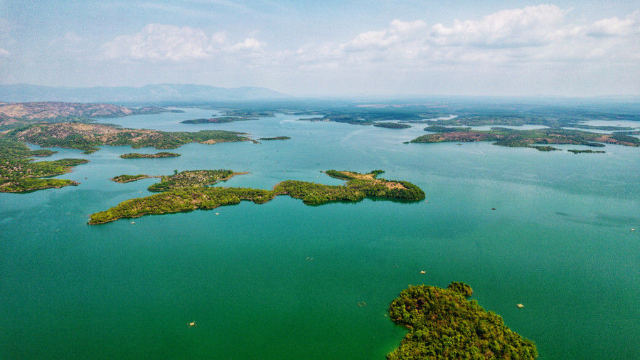 Mặt hồ rộng lớn mênh mông. Nhìn từ trên cao như một bức tranh tuyệt đẹp. Ảnh: Trần Thụy Chiêu Ly Mặt hồ rộng lớn mênh mông. Nhìn từ trên cao như một bức tranh tuyệt đẹp. Ảnh: Trần Thụy Chiêu Ly