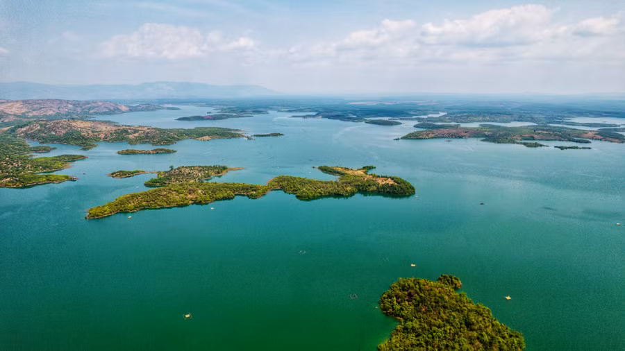 Mặt hồ rộng lớn mênh mông. Nhìn từ trên cao như một bức tranh tuyệt đẹp. Ảnh: Trần Thụy Chiêu Ly