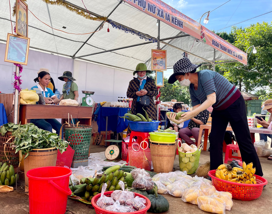 Phiên chợ có quy mô hơn 20 gian hàng với các sản phẩm cà phê, trà, tinh dầu và nhiều hàng nông sản địa phương của các hộ sản xuất. Ảnh: V.T