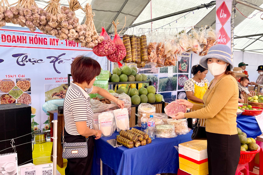 Phiên chợ nhằm kết nối, hỗ trợ tiêu thụ nông sản giữa các cơ sở sản xuất kinh doanh với các hợp tác xã, doanh nghiệp phân phối tiêu thụ nông sản trên địa bàn. Ảnh: V.T