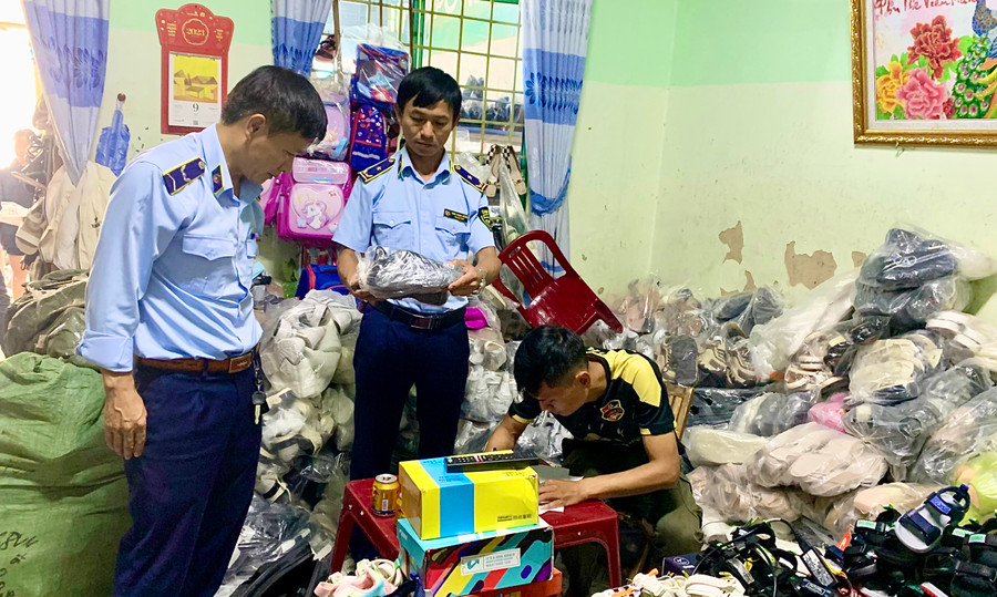 Lực lượng chức năng kiểm đếm hàng hóa vi phạm. Ảnh: Cục Quản lý thị trường tỉnh cung cấp.