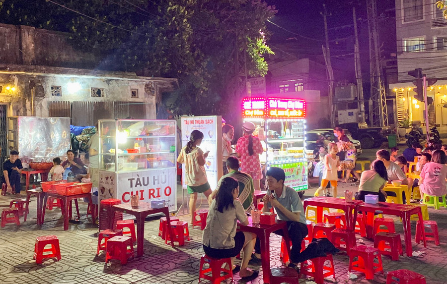 Một số hàng ăn uống sau khi tìm được mặt bằng đã mở bán trở lại, chờ xây dựng xong dự án Phố ẩm thực đêm sẽ đăng ký vào kinh doanh. Ảnh: Hà Duy Một số hàng ăn uống sau khi tìm được mặt bằng đã mở bán trở lại, chờ xây dựng xong dự án Phố ẩm thực đêm sẽ đăng ký vào kinh doanh. Ảnh: Hà Duy